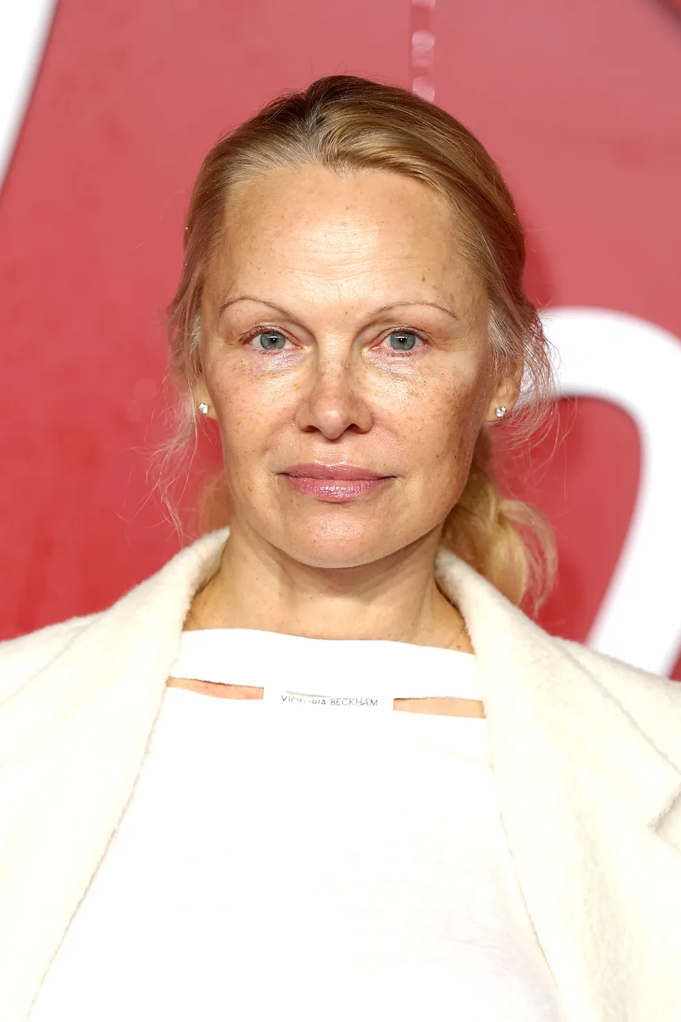 Pamela Anderson: Renascimento Artístico e Indicação ao Globo de Ouro